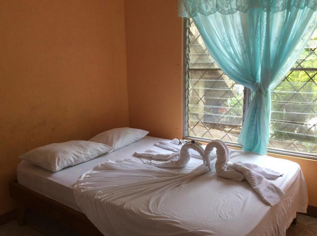 Cabinas El Muellecito Тортугеро Екстер'єр фото